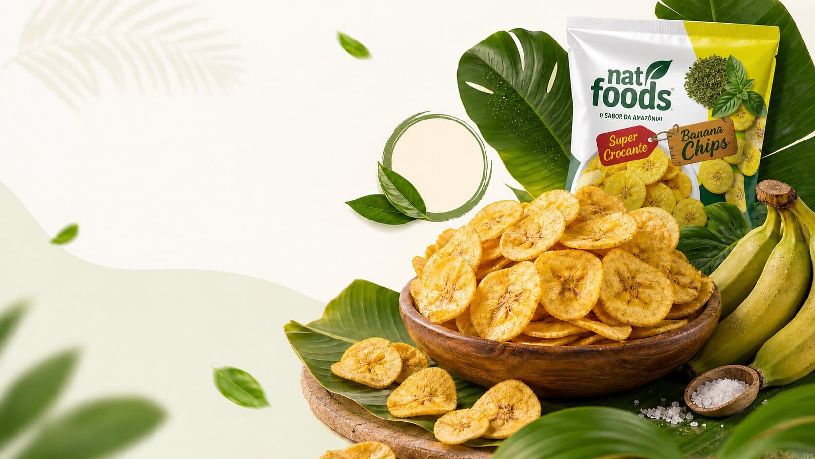 Composição premium de banana chips Natfoods com folhas tropicais